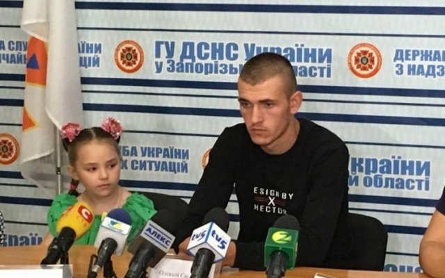 Молодой герой спас бабушку и внучку от смерти (ФОТО) Фото № 2 Молодой герой спас бабушку и внучку от смерти (ФОТО) Фото № 2