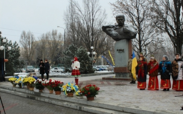 В Запорожье возложили цветы к памятнику Тарасу Шевченко Фото № 0 В Запорожье возложили цветы к памятнику Тарасу Шевченко Фото № 0