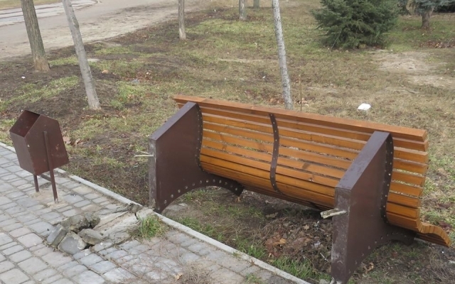 Вандалы устроили ночной погром в одном из парков Запорожья (ФОТО) Фото № 2 Вандалы устроили ночной погром в одном из парков Запорожья (ФОТО) Фото № 2