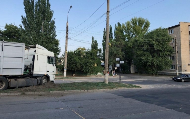 ДТП на популярном курорте: Зерновоз влетел в газон (ФОТО) Фото № 1 ДТП на популярном курорте: Зерновоз влетел в газон (ФОТО) Фото № 1
