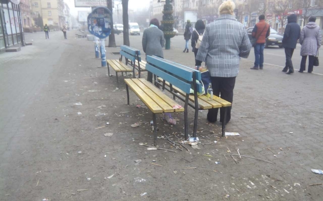 Запорожцы опубликовали фото самой грязной остановки Фото № 0 Запорожцы опубликовали фото самой грязной остановки Фото № 0