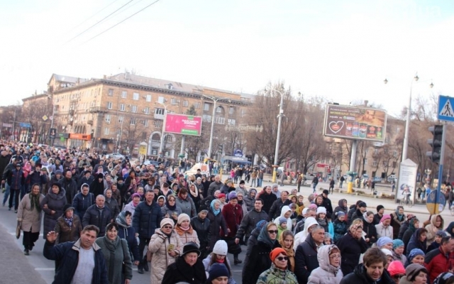 В центре Запорожья прошел массовый крестный ход Фото № 4 В центре Запорожья прошел массовый крестный ход Фото № 4