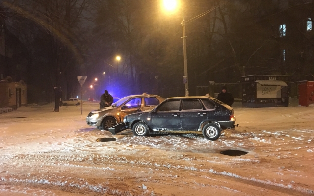 В центре Запорожья дорогу не поделили два таксиста (ФОТО) Фото № 1 В центре Запорожья дорогу не поделили два таксиста (ФОТО) Фото № 1
