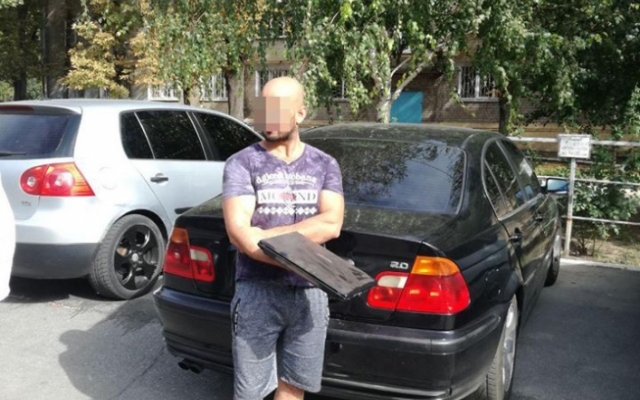 В Запорожье водитель на “евробляхах” отобрал у женщины ноутбук и уехал (ФОТО) Фото № 3 В Запорожье водитель на “евробляхах” отобрал у женщины ноутбук и уехал (ФОТО) Фото № 3