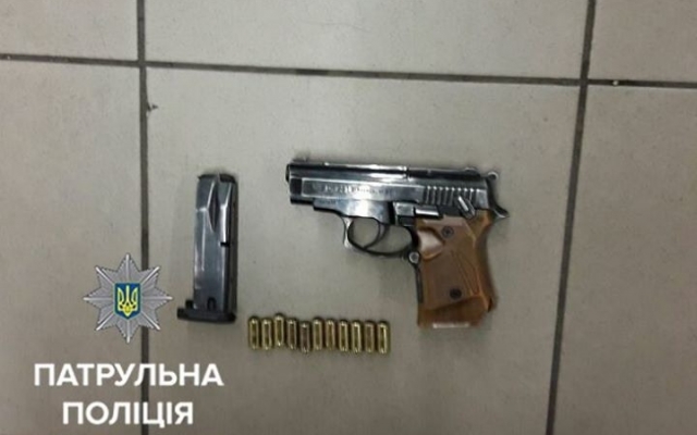 Неадекватный посетитель размахивал оружием в супермаркете Фото № 0 Неадекватный посетитель размахивал оружием в супермаркете Фото № 0