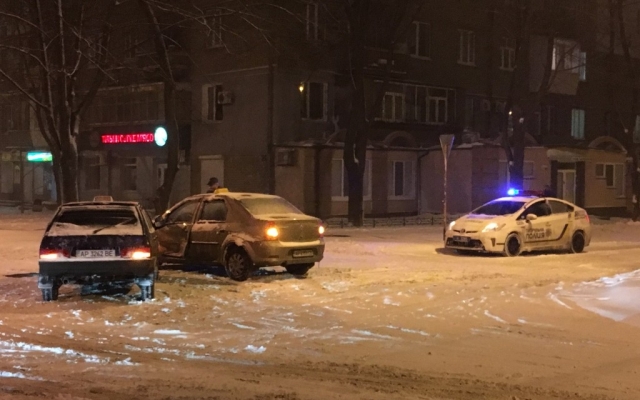 В центре Запорожья дорогу не поделили два таксиста (ФОТО) Фото № 0 В центре Запорожья дорогу не поделили два таксиста (ФОТО) Фото № 0
