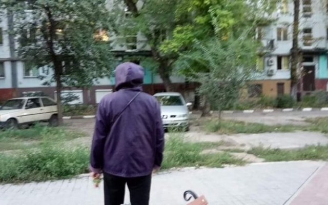 В Запорожье женщина под видом зарядки регулярно крадет розы на клумбе (ФОТО) Фото № 1 В Запорожье женщина под видом зарядки регулярно крадет розы на клумбе (ФОТО) Фото № 1