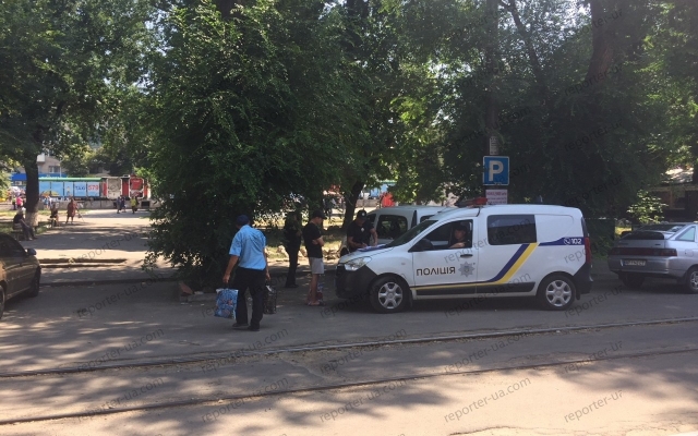 В центре Запорожья мужчина продавал необычный товар (ФОТО) Фото № 0 В центре Запорожья мужчина продавал необычный товар (ФОТО) Фото № 0