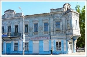 Коммунальщики снимают парапет с самого красивого исторического здания города (ФОТО) Фото № 2 Коммунальщики снимают парапет с самого красивого исторического здания города (ФОТО) Фото № 2