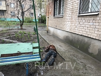 Во дворе лежит труп неизвестного мужчины Фото № 0 Во дворе лежит труп неизвестного мужчины Фото № 0