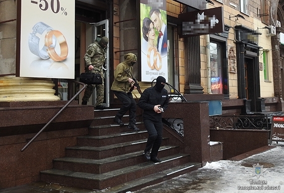 Правоохранители вызволили из ювелирного магазина заложников (ФОТО) Фото № 4 Правоохранители вызволили из ювелирного магазина заложников (ФОТО) Фото № 4