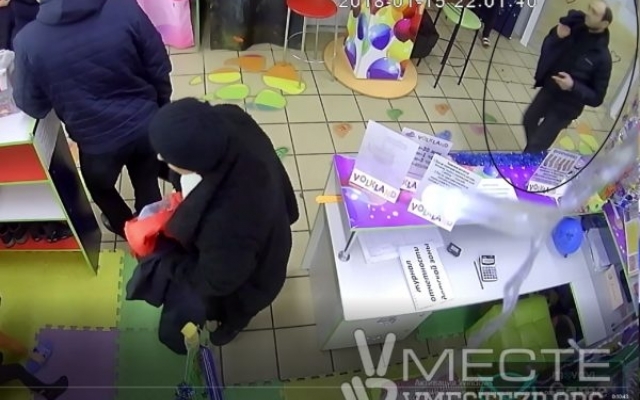 В развлекательном центре вор попал в объектив видеокамеры (ФОТО, ВИДЕО) Фото № 2 В развлекательном центре вор попал в объектив видеокамеры (ФОТО, ВИДЕО) Фото № 2