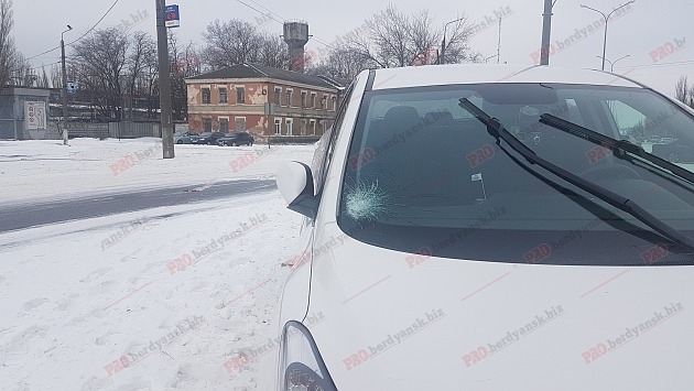На запорожском курорте прямо на пешеходном переходе сбили женщину. ВИДЕО Фото № 1 На запорожском курорте прямо на пешеходном переходе сбили женщину. ВИДЕО Фото № 1
