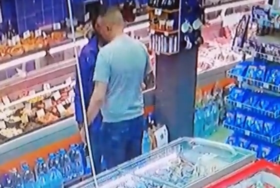 На Бабурке в магазине охранник избил покупателя (ВИДЕО) Фото № 2 На Бабурке в магазине охранник избил покупателя (ВИДЕО) Фото № 2