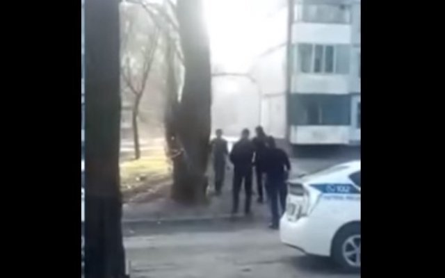 Женщина-полицейский при исполнении избила мужчину (ВИДЕО) Фото № 0 Женщина-полицейский при исполнении избила мужчину (ВИДЕО) Фото № 0