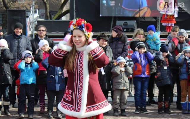 Второй день Масленицы в Запорожье: Больше людей и больше бесплатных угощений Фото № 2 Второй день Масленицы в Запорожье: Больше людей и больше бесплатных угощений Фото № 2
