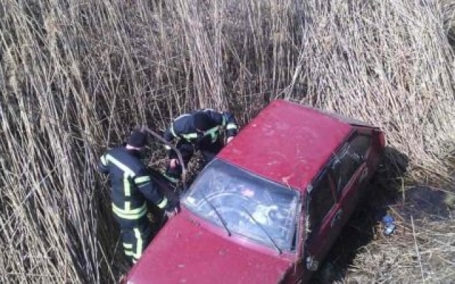 Под Запорожьем автомобиль снесло в глубокий ров (ФОТО) Фото № 1 Под Запорожьем автомобиль снесло в глубокий ров (ФОТО) Фото № 1