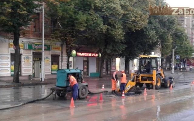 Коммунальщики разрушили новое дорожное покрытие из-за прорыва на Соборном проспекте (ФОТО) Фото № 0 Коммунальщики разрушили новое дорожное покрытие из-за прорыва на Соборном проспекте (ФОТО) Фото № 0