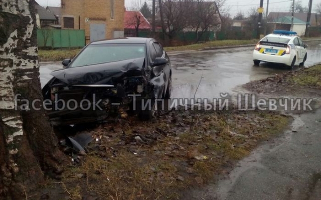 В Запорожье иномарка врезалась в дерево (ФОТО) Фото № 3 В Запорожье иномарка врезалась в дерево (ФОТО) Фото № 3