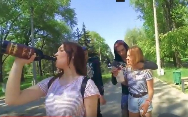 В сети появилось видео, как школьники незаконно отметили Последний звонок Фото № 3 В сети появилось видео, как школьники незаконно отметили Последний звонок Фото № 3