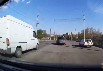 В Запорожской области по мосту двигался В Запорожской области по мосту двигался