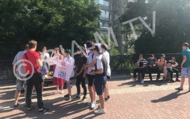 Под Запорожьем произошел конфликт между приверженцами традиционной ориентации и ЛГБТ (ФОТО, ВИДЕО) Фото № 3 Под Запорожьем произошел конфликт между приверженцами традиционной ориентации и ЛГБТ (ФОТО, ВИДЕО) Фото № 3