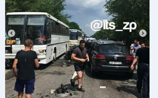 Аварию под Запорожьем устроил автомобиль из кортежа президента (ФОТО, ВИДЕО) Фото № 2 Аварию под Запорожьем устроил автомобиль из кортежа президента (ФОТО, ВИДЕО) Фото № 2