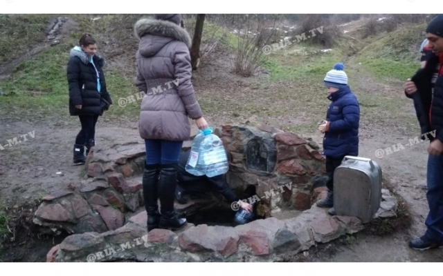 Жители Запорожской области устроили паломничество к Терпеньевским источникам Фото № 4 Жители Запорожской области устроили паломничество к Терпеньевским источникам Фото № 4