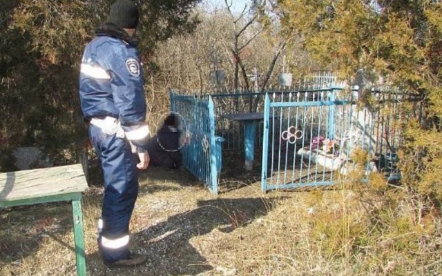В Запорожской области на кладбище нашли человеческое тело (ФОТО) Фото № 0 В Запорожской области на кладбище нашли человеческое тело (ФОТО) Фото № 0