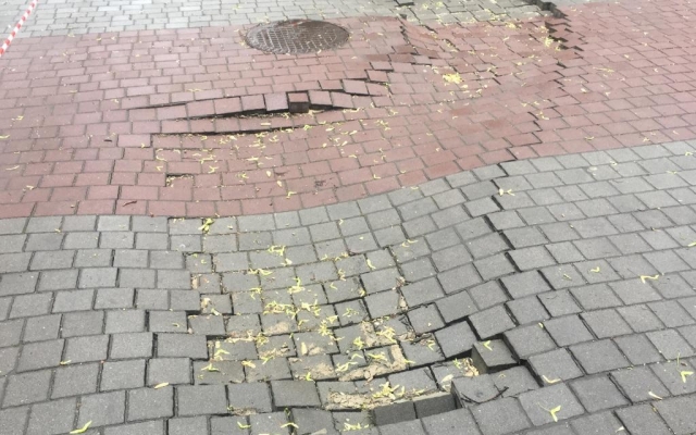 Фотофакт: На Маяковского провалилась новенькая плитка Фото № 0 Фотофакт: На Маяковского провалилась новенькая плитка Фото № 0