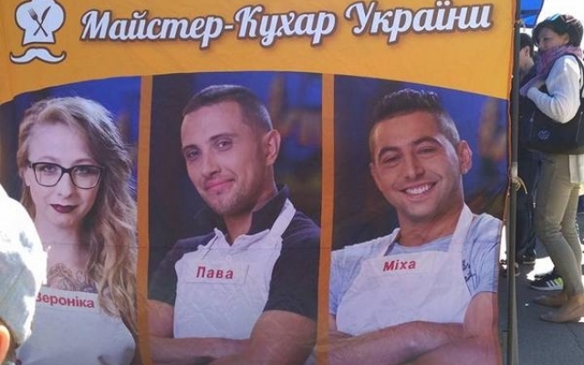 Участники всеукраинского кулинарного телешоу кормили бургерами запорожцев (ФОТО) Фото № 2 Участники всеукраинского кулинарного телешоу кормили бургерами запорожцев (ФОТО) Фото № 2