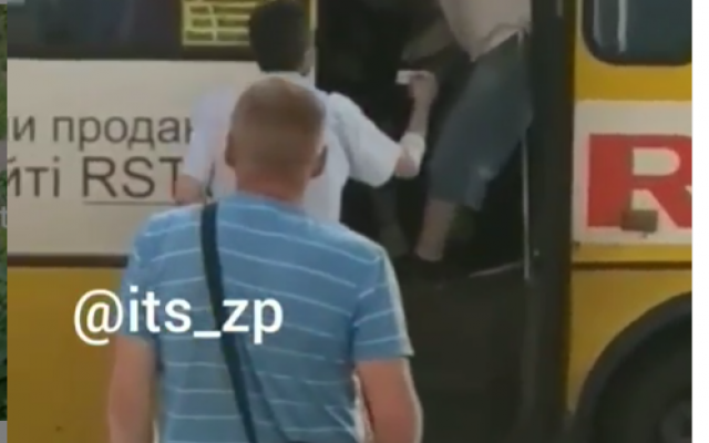 В запорожской маршрутке произошла неудачная попытка ограбления (ВИДЕО) Фото № 0 В запорожской маршрутке произошла неудачная попытка ограбления (ВИДЕО) Фото № 0