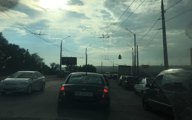 Десятки автомобилей застряли в пробке на плотине (ФОТО) Фото № 1 Десятки автомобилей застряли в пробке на плотине (ФОТО) Фото № 1