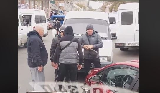Под Запорожьем маршрутчики с монтировками накинулись на автомобилиста (ВИДЕО) Фото № 0 Под Запорожьем маршрутчики с монтировками накинулись на автомобилиста (ВИДЕО) Фото № 0