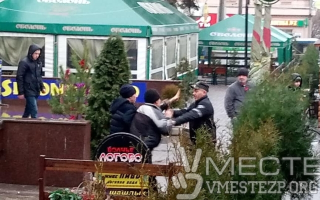 В центре Запорожья произошла массовая драка (ФОТО) Фото № 4 В центре Запорожья произошла массовая драка (ФОТО) Фото № 4