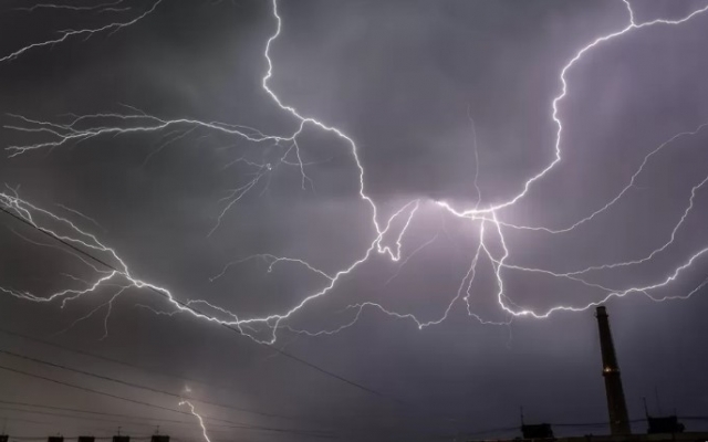 Запорожский фотограф показал удивительные снимки молнии над городом Фото № 1 Запорожский фотограф показал удивительные снимки молнии над городом Фото № 1