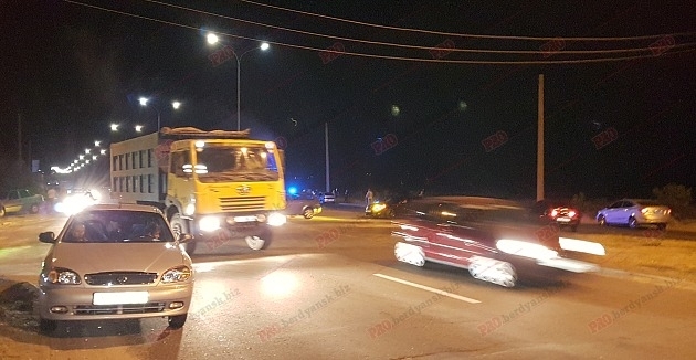 Сто автомобилистов устроили нелегальные гонки на улицах города (ФОТО) Фото № 4 Сто автомобилистов устроили нелегальные гонки на улицах города (ФОТО) Фото № 4