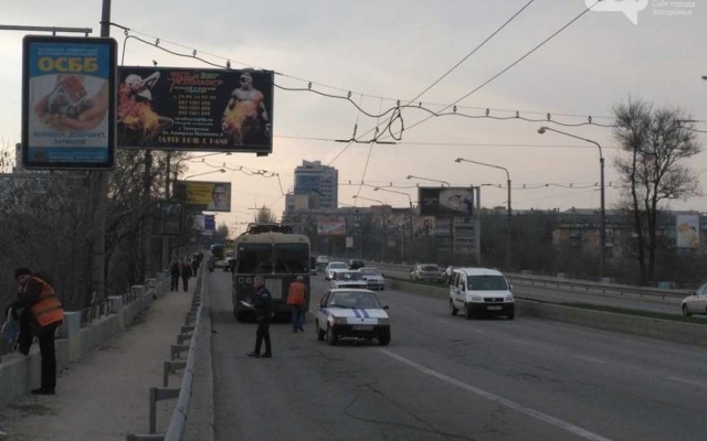 На запорожской дамбе ДТП с маршруткой, двое пострадавших Фото № 2 На запорожской дамбе ДТП с маршруткой, двое пострадавших Фото № 2
