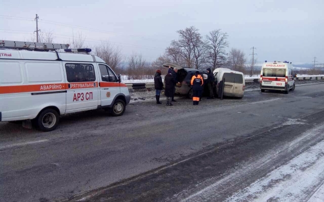 ДТП на трассе Днепр-Запорожье: водителя вырезали из машины Фото № 1 ДТП на трассе Днепр-Запорожье: водителя вырезали из машины Фото № 1