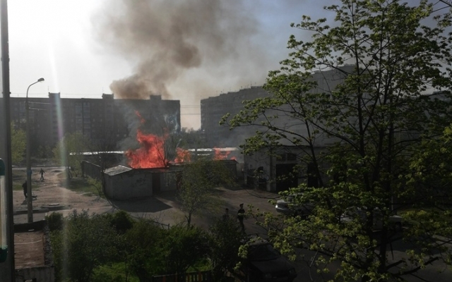 Пожар на Песках: Во дворе едва не сгорели легковушки (ФОТО) Фото № 2 Пожар на Песках: Во дворе едва не сгорели легковушки (ФОТО) Фото № 2
