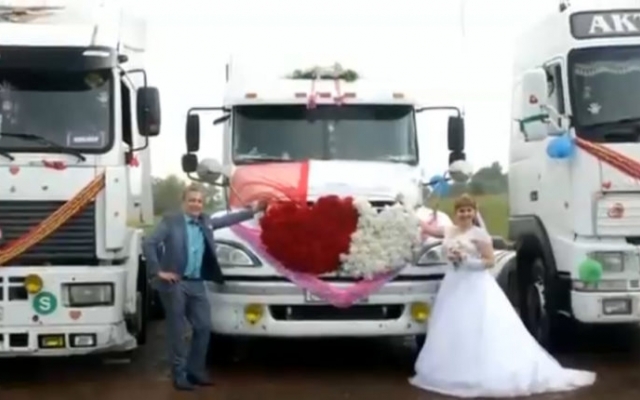 Зрелищно: В Запорожье дальнобойщики отметили свадьбу (ФОТО, ВИДЕО) Фото № 1 Зрелищно: В Запорожье дальнобойщики отметили свадьбу (ФОТО, ВИДЕО) Фото № 1