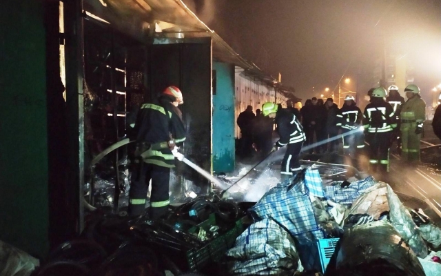 В Запорожье на рынке «Анголенко» сгорело два киоска Фото № 2 В Запорожье на рынке «Анголенко» сгорело два киоска Фото № 2