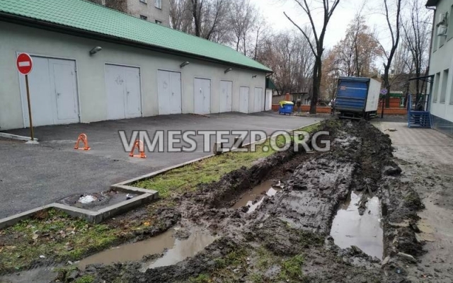 В центре Запорожья грузовик перепахал газон около супермаркета (ФОТО) Фото № 1 В центре Запорожья грузовик перепахал газон около супермаркета (ФОТО) Фото № 1