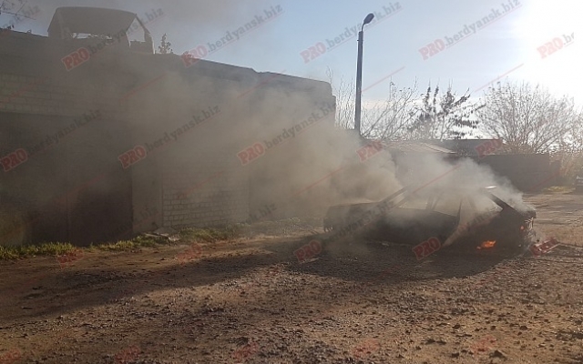 Под Запорожьем хозяин оставил на улице свой пылающий автомобиль (ФОТО) Фото № 1 Под Запорожьем хозяин оставил на улице свой пылающий автомобиль (ФОТО) Фото № 1