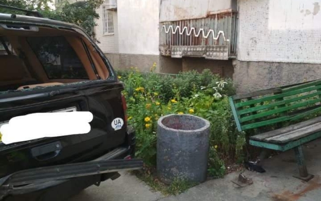 Водитель на внедорожнике сбил женщину, которая сидела на лавочке (ФОТО) Фото № 1 Водитель на внедорожнике сбил женщину, которая сидела на лавочке (ФОТО) Фото № 1