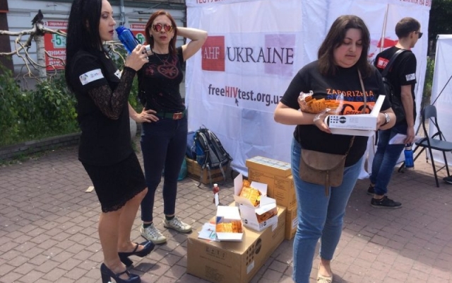 Запорожцам на улице раздают презервативы (ФОТО) Фото № 1 Запорожцам на улице раздают презервативы (ФОТО) Фото № 1