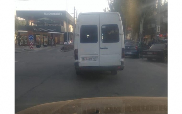 В Запорожье маршрутка, полная пассажиров, В Запорожье маршрутка, полная пассажиров,