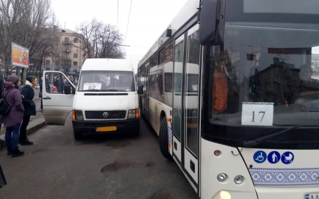В Запорожье лихачил 17 автобус и маршрутное такси. ФОТО, ВИДЕО Фото № 3 В Запорожье лихачил 17 автобус и маршрутное такси. ФОТО, ВИДЕО Фото № 3