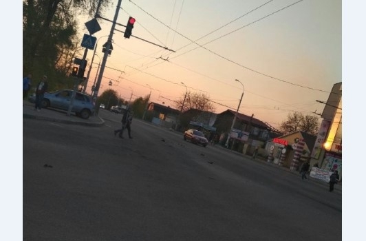 В Коммунарском районе легковушка В Коммунарском районе легковушка