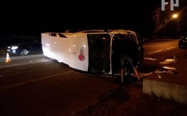 В центре Запорожья микроавтобус врезался в пожарную машину и перевернулся Фото № 0 В центре Запорожья микроавтобус врезался в пожарную машину и перевернулся Фото № 0